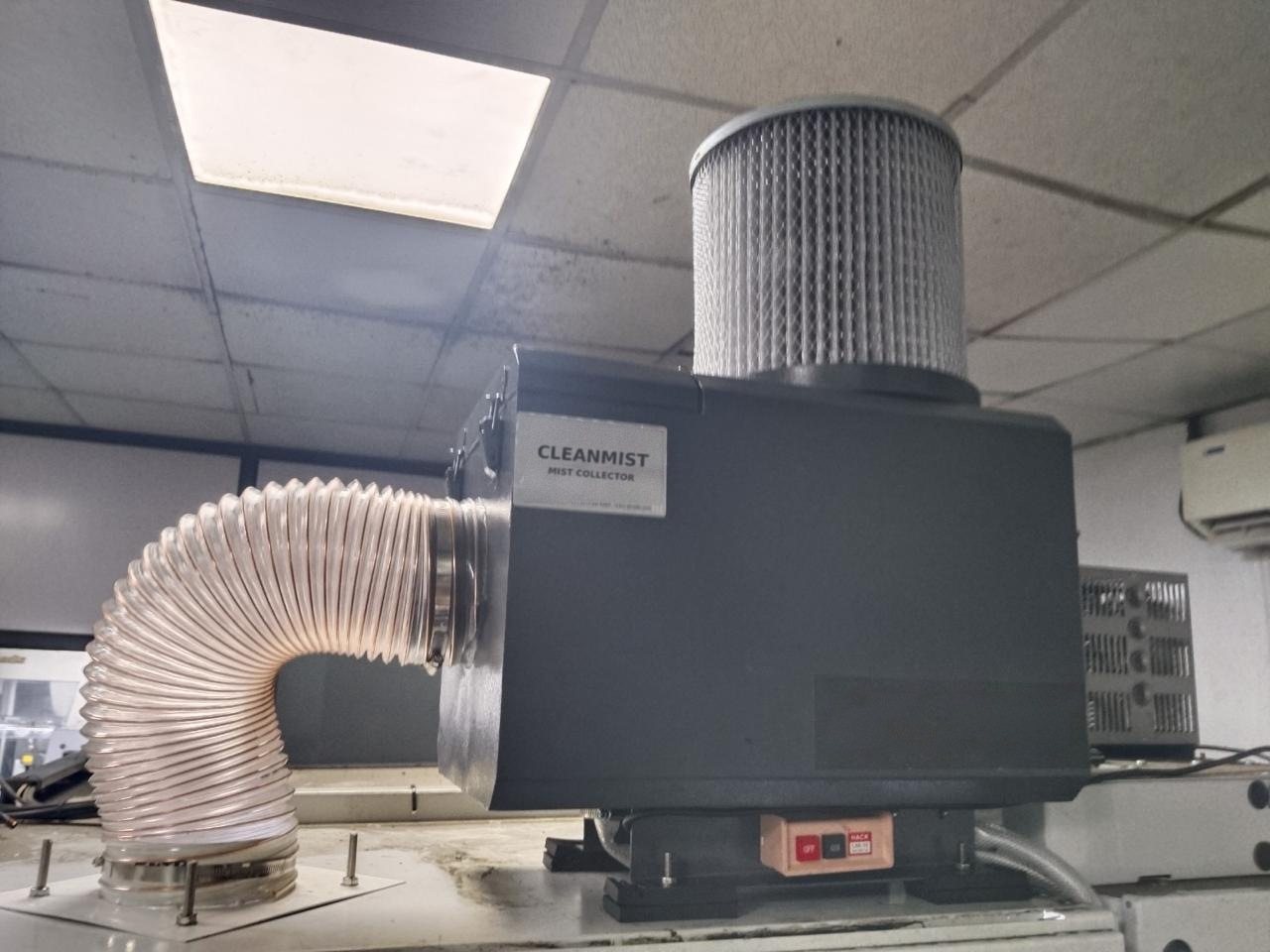 Cleanmist mist collector with duct on top of a machining centre